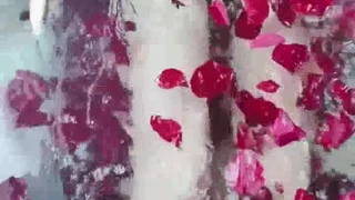 年轻的金发少女被一个老爷爷操她的阴道