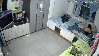 極品皮衣漂亮小姐姐，裡面性感短裙，苗條身材D罩杯豪乳，被美女發現偷拍…