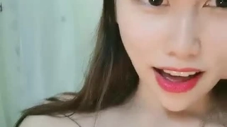 笔插进屁股里手指扣着骚逼