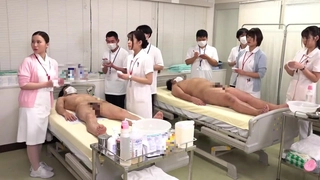 小胸部的少女在邋遢的群交中被双重插入