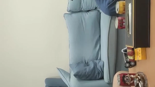 一个性感的熟女向她的年轻伴侣屈服,让她高潮