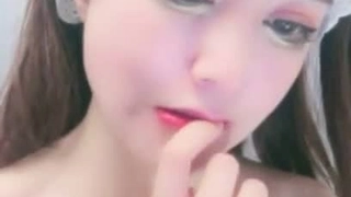 活力美少女，学生制服，卡哇伊内衣，掏出粉嫩大奶子揉捏，拨开内裤双指猛扣骚穴