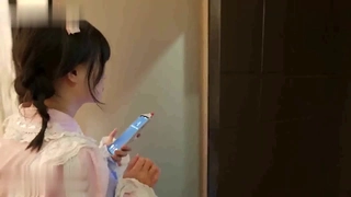 COS裝女神顏值！黑絲美腿白虎美穴，玻璃棒猛捅，高潮出水流白漿 1