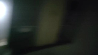 年轻女子热情地骑乘,直到从后面进入高潮