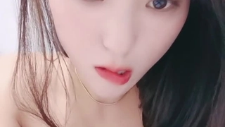 年轻女孩的肛门被撑开,阴道被猛烈地操