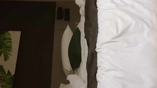 胸部丰满的业余宝贝在海滩上被舔屁股并被操