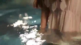 青少年大学第一天以狂野的性经历结束
