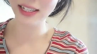 皮肤超白极品女主播 来看看她蜜丛内是什么颜色