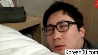大学派对女孩体验她的第一个色情视频