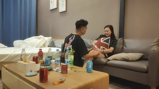 12306回应高铁上出现乌龟玩视频的夫妻