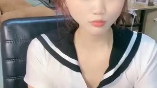 她老公满足不了，只能偷吃