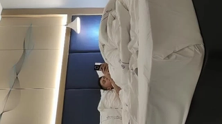SPA养生馆骚逼小骚妇背着男朋友去做推油按摩和男技师啪啪还一直和男友打电话