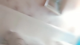 这学妹好嫩，露脸丝袜镜头玩炮击，享受不停抽插浪叫，被干的都快哭了表情好骚，旁边小哥哥指挥还拿手机录像