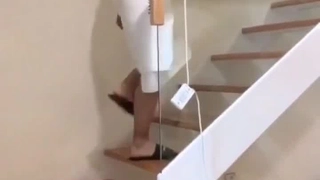 少女秘书被警察抓住并惩罚