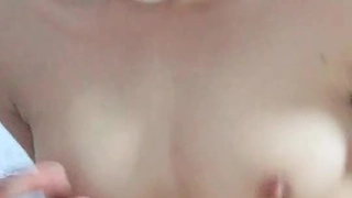 貌似大神老虎菜新作 重庆99年小护士被套路摸逼自慰流水，射在逼口