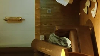 调教母狗大神▌我不是AV男优▌剧情 偷听姐夫做爱 在客厅里看AV自慰 被姐夫发现中出嫩穴
