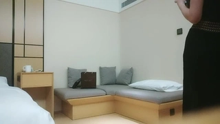 操得越久叫的越大声，射嘴巴里让她吞居然吐出来（点赞收藏）