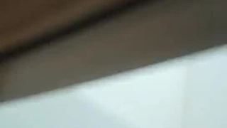 Ayla 在浴缸里尿到一团糟