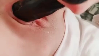 [Uncensored] 19岁广州尤物萝莉【京鱼儿】童颜巨乳~被神秘炮友扣B跪舔~ ~???高颜值，在校学生妹，兼职努力赚钱中